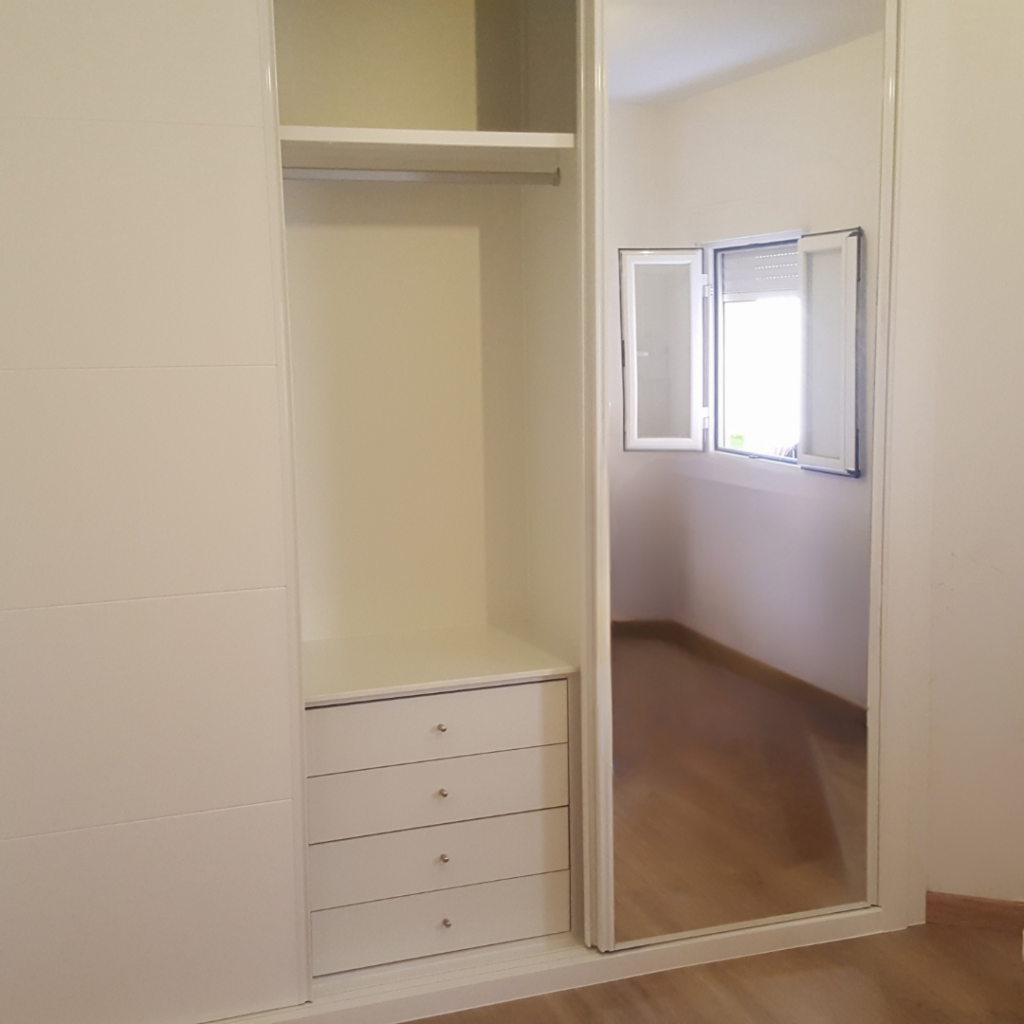 Armario empotrado cajoneras